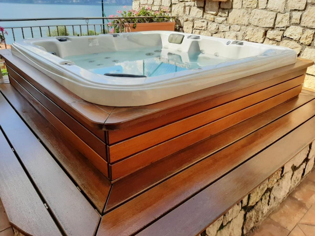 Bmp Apartment Deluxe 1 Jacuzzi Riscaldata Privata Vista Lago Di Garda Brenzone sul Garda Exterior photo