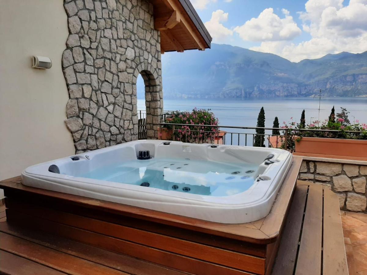 Bmp Apartment Deluxe 1 Jacuzzi Riscaldata Privata Vista Lago Di Garda Brenzone sul Garda Exterior photo
