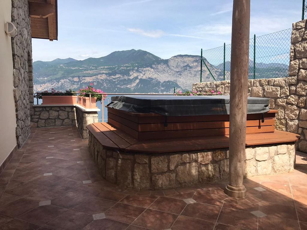 Bmp Apartment Deluxe 1 Jacuzzi Riscaldata Privata Vista Lago Di Garda Brenzone sul Garda Exterior photo